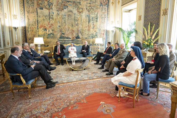 Il Presidente Sergio Mattarella riceve Francesco Rocca,Presidente della Croce Rossa Italiana, unitamente al Consiglio direttivo e a una delegazione di volontari
