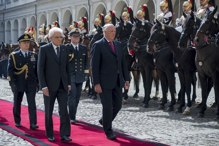 Il Presidente della Repubblica Sergio Mattarella e il Re Harald V di Norvegia ricevono gli onori militari