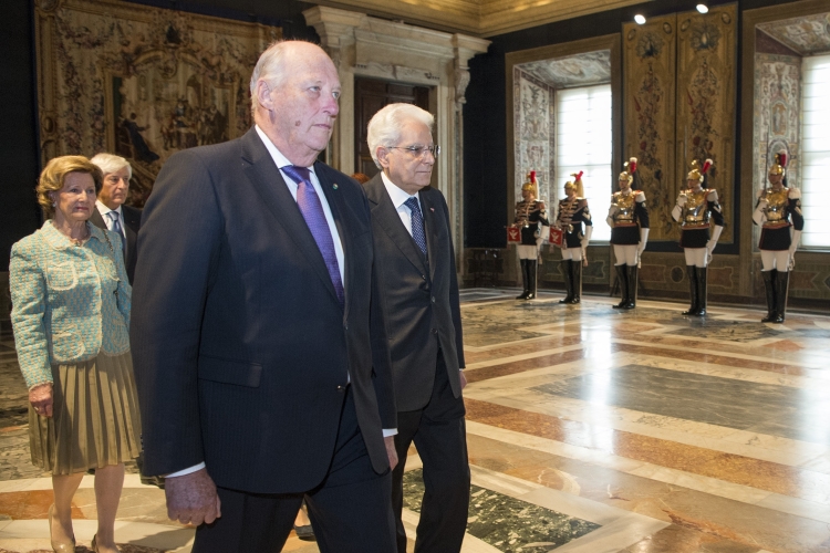 Il Presidente Sergio Mattarella e le LL.MM. il Re Harald V e la Regina Sonja di Norvegia nel Salone dei Corazzieri