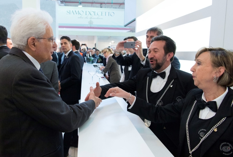 Il Presidente Sergio Mattarella nel corso della visita ai Padiglioni della 50ª edizione di Vinitaly