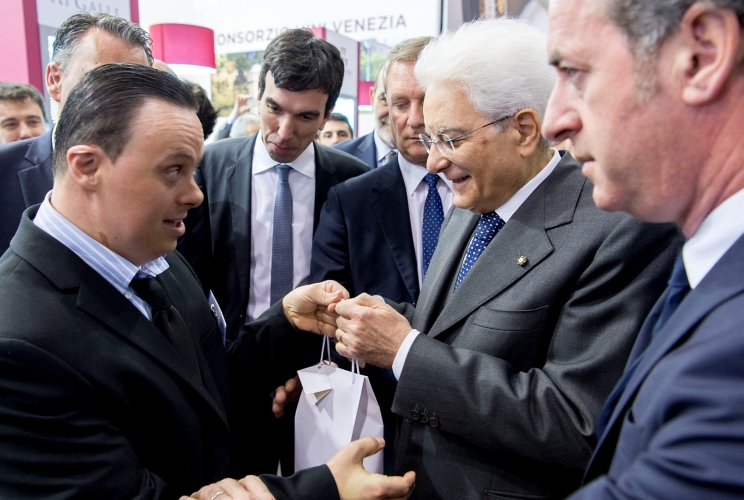 Il Presidente Sergio Mattarella nel corso della visita ai Padiglioni della 50ª edizione di Vinitaly
