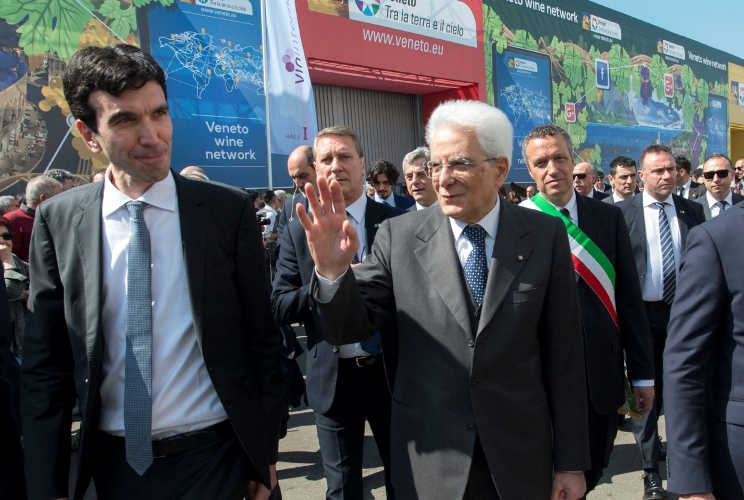 Il Presidente Sergio Mattarella nel corso della visita ai Padiglioni della 50ª edizione di Vinitaly