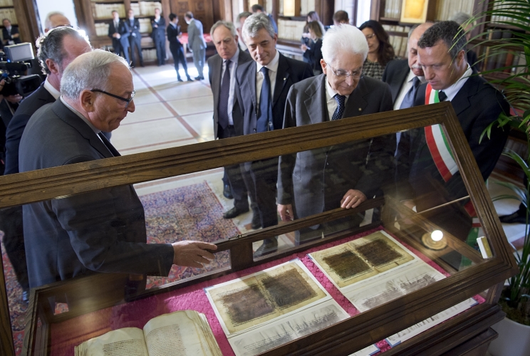 Il Presidente Sergio Mattarella con il Presidente della Biblioteca Capitolare Mons. Bruno Fasani 