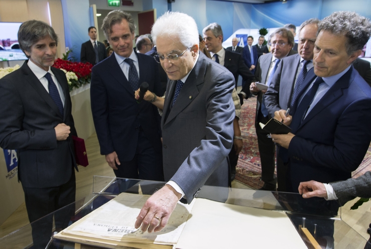 Il Presidente Sergio Mattarella osserva la prima copia del quotidiano L'Arena