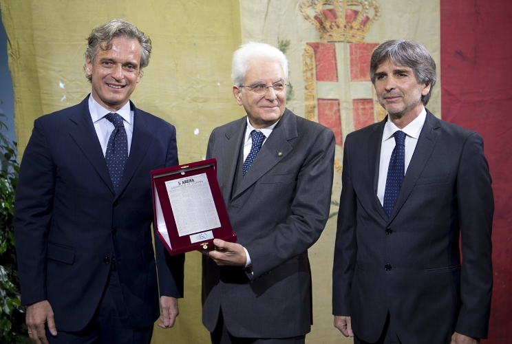 Il Presidente Sergio Mattarella osserva la prima copia del quotidiano L'Arena
