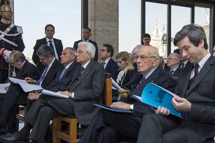 Il Presidente Sergio Mattarella interviene in forma ufficiale alla riunione straordinaria della Corte Costituzionale.
