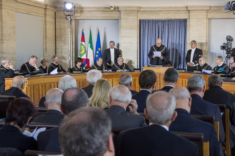 Il Presidente Sergio Mattarella interviene in forma ufficiale alla riunione straordinaria della Corte Costituzionale.