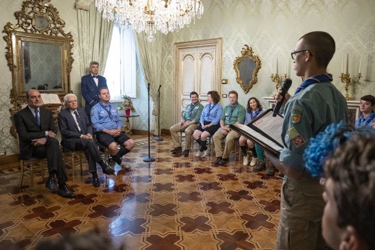Il Presidente della Repubblica Sergio Mattarella durante l'incontro con una delegazione della Federazione Italiana dello Scautismo
