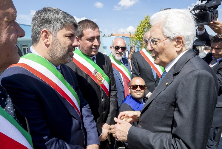 Il Presidente della Repubblica Sergio Mattarella con le autorità locali nel corso della visita all'Istituto Omnicomprensivo "Romolo Capranica"