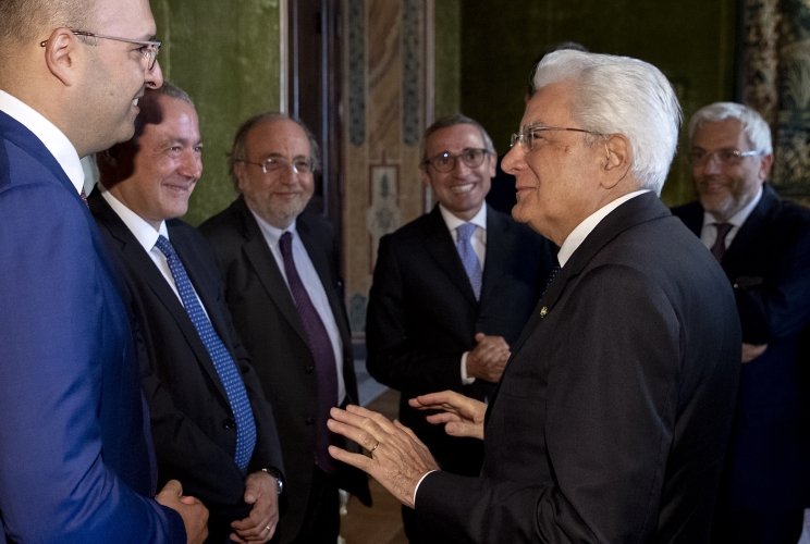 Il Presidente Sergio Mattarella con i rappresentanti della Stampa, in occasione dell'incontro con i componenti dell’Associazione Stampa Parlamentare, i Direttori dei quotidiani e delle agenzie giornalistiche e i giornalisti accreditati presso il Quirinale per la consegna del “Ventaglio” da parte dell’Associazione Stampa Parlamentare