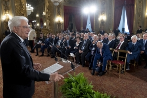 Il Presidente Sergio Mattarella in occasione dell'incontro con i componenti dell’Associazione Stampa Parlamentare, i Direttori dei quotidiani e delle agenzie giornalistiche e i giornalisti accreditati presso il Quirinale per la consegna del “Ventaglio” da parte dell’Associazione Stampa Parlamentare