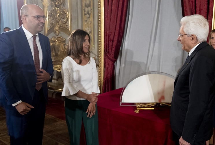 Il Presidente Sergio Mattarella al termine dell'incontro con i componenti dell’Associazione Stampa Parlamentare, i Direttori dei quotidiani e delle agenzie giornalistiche e i giornalisti accreditati presso il Quirinale per la consegna del “Ventaglio” da parte dell’Associazione Stampa Parlamentare, riceve il Ventaglio da Marco Di Fonzo, Presidente dell’Associazione Stampa Parlamentare e dall'autrice Gianna Parisse