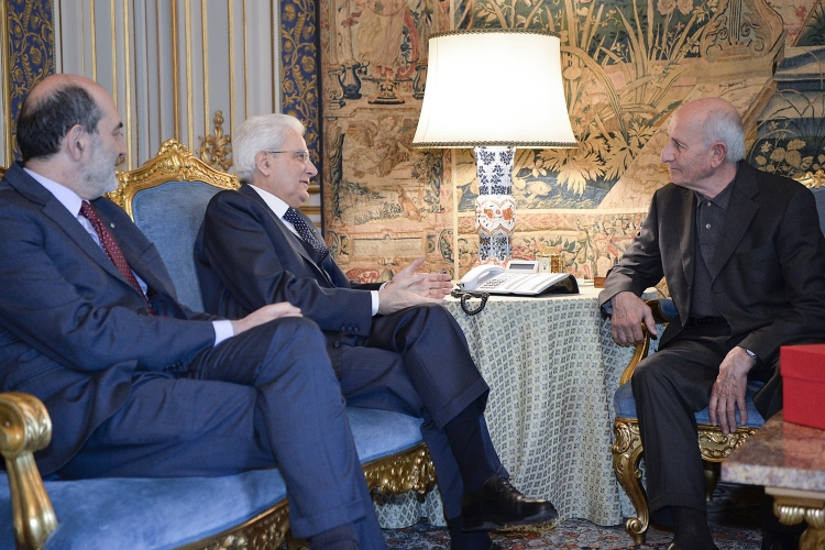 Il Presidente Sergio Mattarella saluta Don Gino Rigoldi Presidente dell'Associazione "Comunità Nuova".