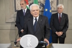 Il Presidente Sergio Mattarella saluta la stampa al termine dell'incontro con il Presidente Conte