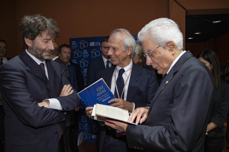 Il Presidente Sergio Mattarella all'Auditorium Parco della Musica con Ricardo Franco Levi, Presidente AIE e Dario Franceschini, Ministro dei beni e delle attività culturali e del turismo, in occasione della cerimonia del 150°anniversario dell’Associazione Italiana Editori