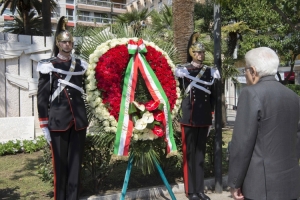 Il Presidente Sergio Mattarella depone una corona di fiori al monumento dedicato all'on. Aldo Moro 