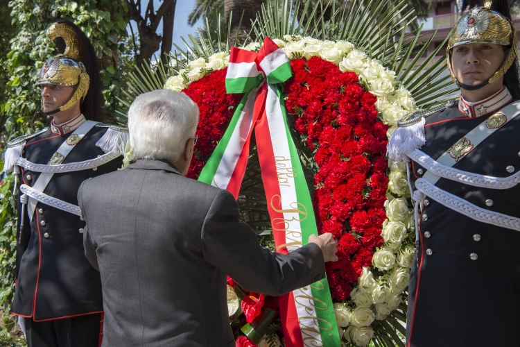 Il Presidente Sergio Mattarella depone una corona di fiori al monumento dedicato all'on. Aldo Moro 