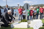 Il Presidente Mattarella depone un fiore presso la “Pietra del Ricordo”, in memoria degli studenti vittime del sisma del 2009