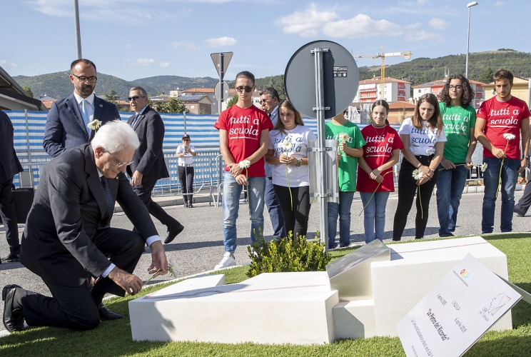  Il Presidente della Repubblica Sergio Mattarella depone un fiore presso la “Pietra del Ricordo”, in memoria degli studenti vittime del sisma del 2009