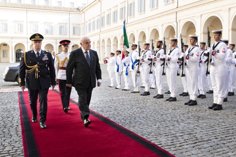 Il Consigliere militare Gen Roberto Corsini accoglie il Presidente della Repubblica di Malta, S.E. il Signor George William Vella 
