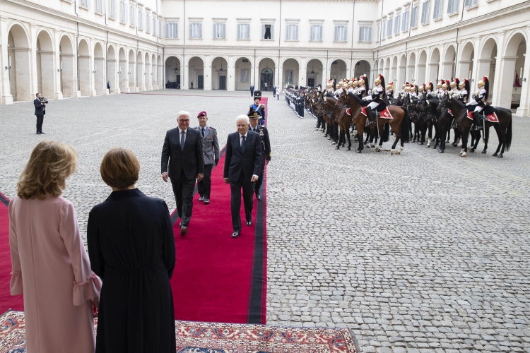 Il Presidente della Repubblica, Sergio Mattarella, al termine degli onori militari con il Presidente della Repubblica Federale di Germania, Frank-Walter Steinmeier, in Visita di Stato.