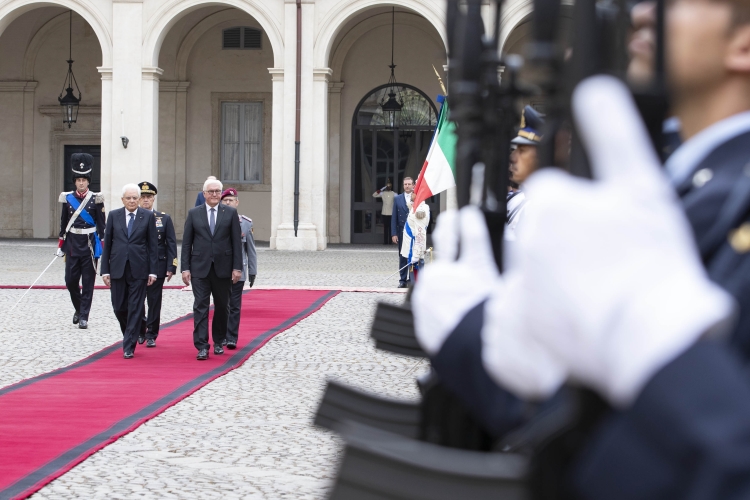 Il Presidente della Repubblica, Sergio Mattarella, con il Presidente della Repubblica Federale di Germania, Frank-Walter Steinmeier, in Visita di Stato, durante gli onori militari