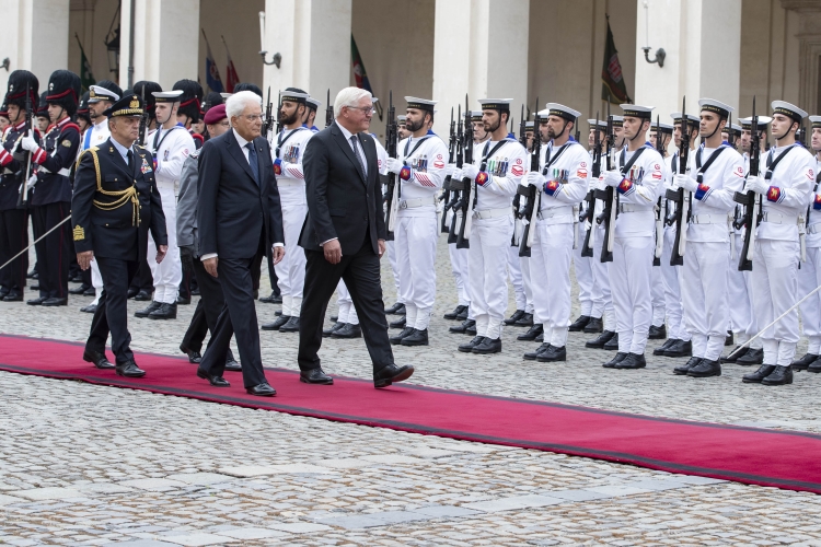 Il Presidente della Repubblica, Sergio Mattarella, con il Presidente della Repubblica Federale di Germania, Frank-Walter Steinmeier, in Visita di Stato, durante gli onori militari