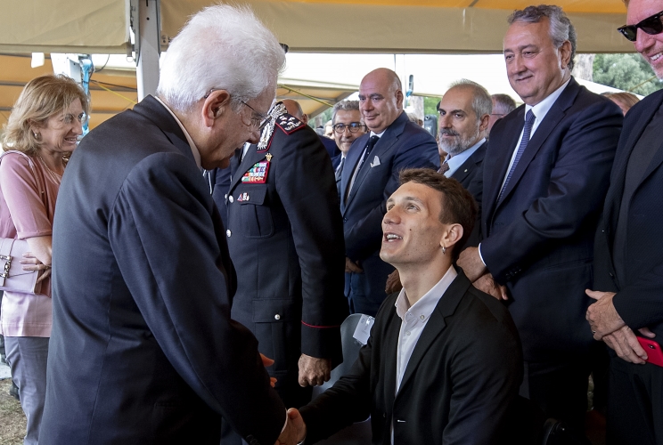 Il Presidente della Repubblica Sergio Mattarella in occasione della cerimonia di chiusura delle iniziative di carattere sociale con Manuel Bortuzzo