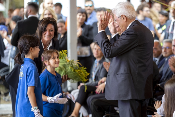Il Presidente della Repubblica Sergio Mattarella in occasione della cerimonia di chiusura delle iniziative di carattere sociale risponde con il linguaggio dei gesti ad alcuni bambini
