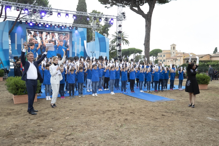 Il Coro Mani Bianche nella tenuta di Castelporziano, in occasione della cerimonia di chiusura delle iniziative di carattere sociale
