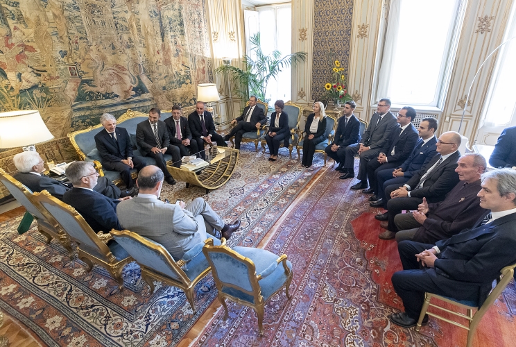 Il Presidente Sergio Mattarella con il Presidente Nazionale delle Associazioni Cristiane Lavoratori Italiani,, Roberto Rossini e una delegazione delle ACLI