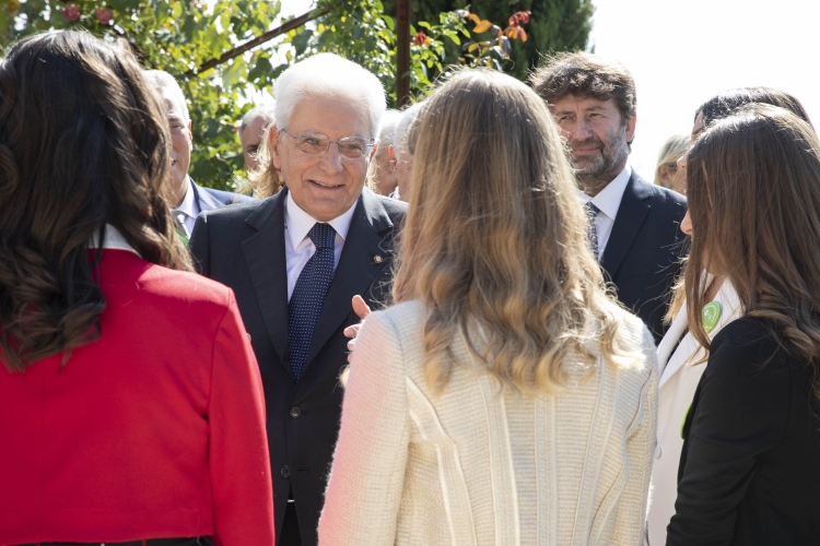 Il Presidente Sergio Mattarella nel corso della visita all’Orto sul Colle dell’Infinito
