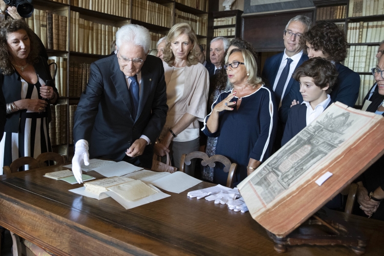 Il Presidente Sergio Mattarella nel corso della visita alla casa di Giacomo Leopardi