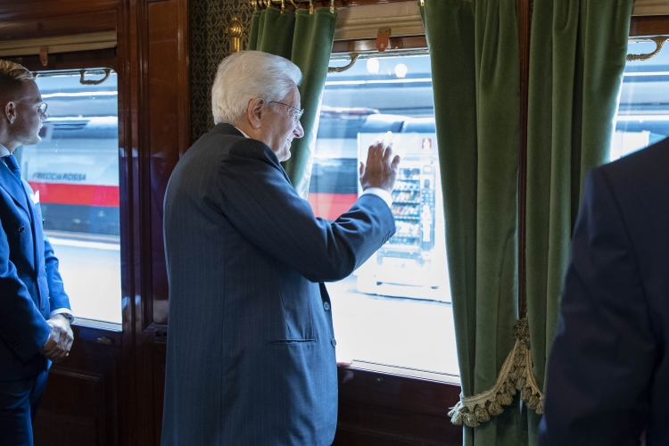 Il Presidente della Repubblica Sergio Mattarella a bordo del Treno Storico in occasione della cerimonia del 180°anniversario della linea ferroviaria Napoli – Portici

