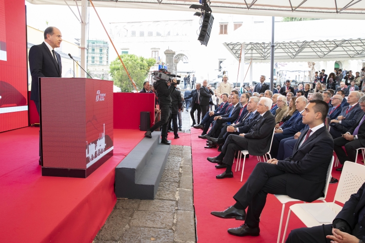 Il Presidente della Repubblica Sergio Mattarella alla cerimonia in occasione del 180°anniversario della linea ferroviaria Napoli – Portici nel corso dell'intervento di Gianfranco Battisti, AD di Ferrovie dello Stato e Presidente della Fondazione FS Italiane
