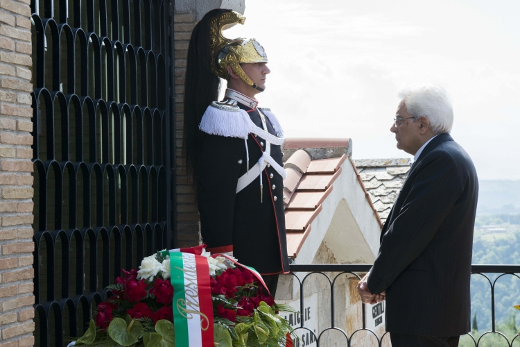 Il Presidente della Repubblica Sergio Mattarella in visita privata a Torrita Tiberina, in raccoglimento sulla tomba di Aldo Moro