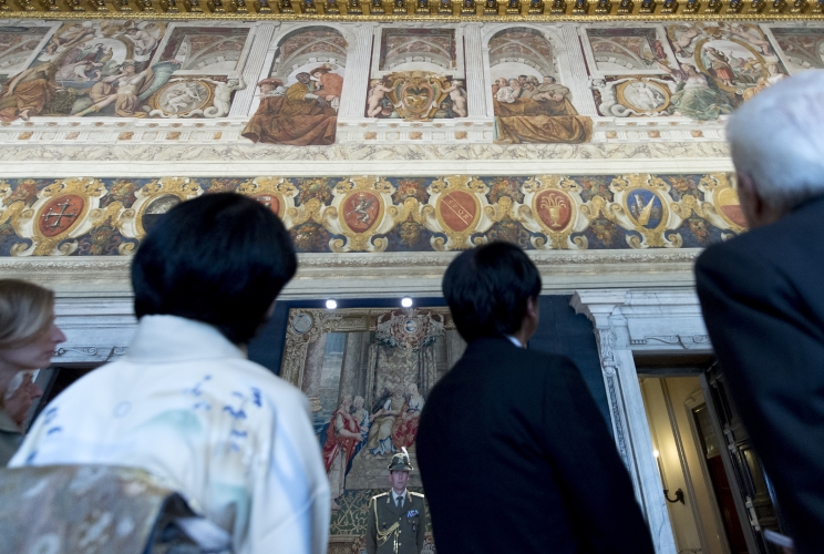 Il Presidente Sergio Mattarella e S.A.I. il Principe Akishino osservano l’affresco nel salone dei Corazzieri