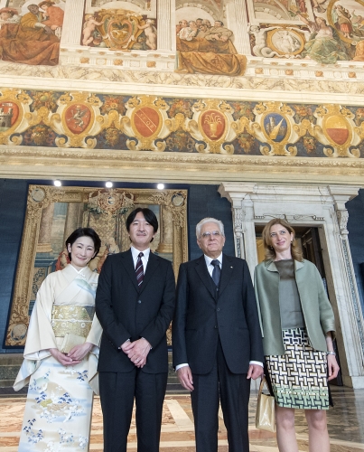 Il Presidente Sergio Mattarella e S.A.I. il Principe Akishino osservano l’affresco nel salone dei Corazzieri