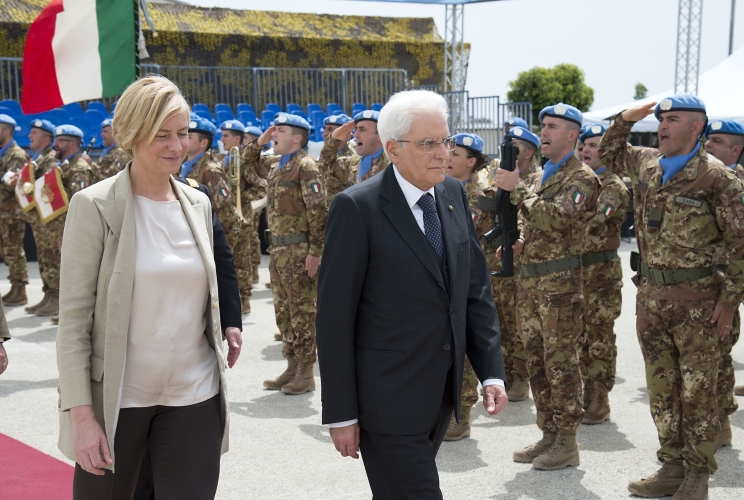 Il Presidente Sergio Mattarella con il Ministro della Difesa, Roberta Pinotti,