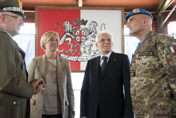 Il Presidente Sergio Mattarella con il Ministro della Difesa Roberta Pinotti 