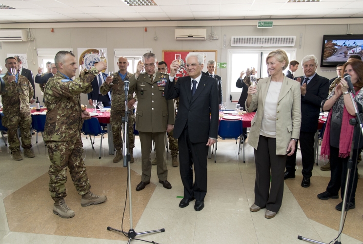 Il Presidente Sergio Mattarella con il Ministro della Difesa Roberta Pinotti 