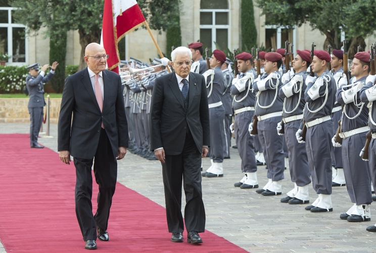 Il Presidente della Repubblica Sergio Mattarella con il Primo Ministro Libanese, Tamman Salam durante gli onori militari