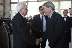 Il Presidente Sergio Mattarella al Palazzo della Farnesina accolto dal Ministro degli Affari Esteri Paolo Gentiloni. 