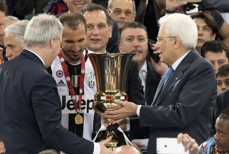 Il Presidente Sergio Mattarella consegna la Coppa a Giorgio Chiellini
