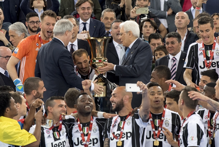 Il Presidente Sergio Mattarella consegna la Coppa a Giorgio Chiellini 