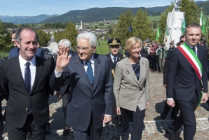 Il Presidente Sergio Mattarella con il Ministro della Difesa, Roberta Pinotti e Luca Zaia al Sacrario Militare