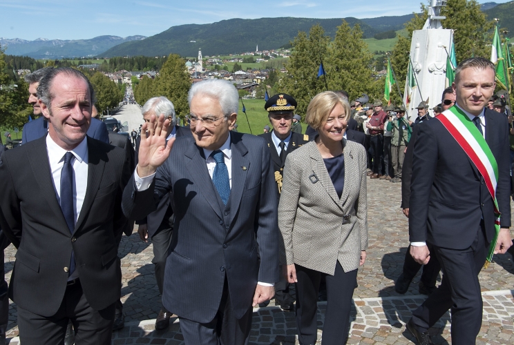 Il Presidente Sergio Mattarella con il Ministro della Difesa, Roberta Pinotti e Luca Zaia al Sacrario Militare