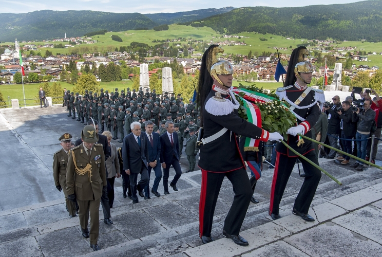 Il Presidente Sergio Mattarella depone una corona d'alloro al Sacrario Militare