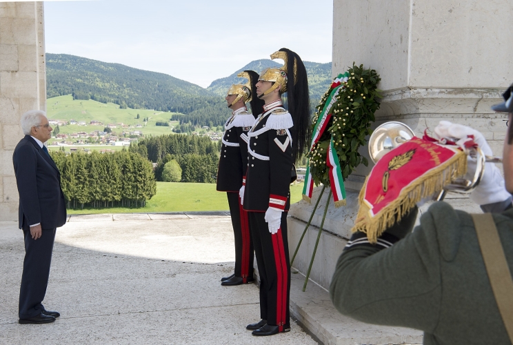 Il Presidente Sergio Mattarella depone una corona d'alloro al Sacrario Militare