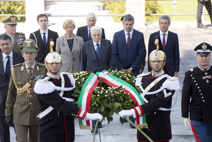 Il Presidente Sergio Mattarella depone una corona d'alloro al Sacrario Militare